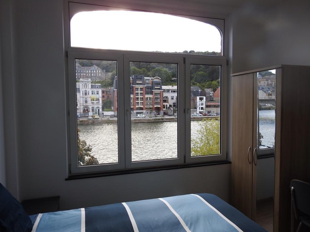 Les Voisins De Mr Sax Hotel Dinant Room photo