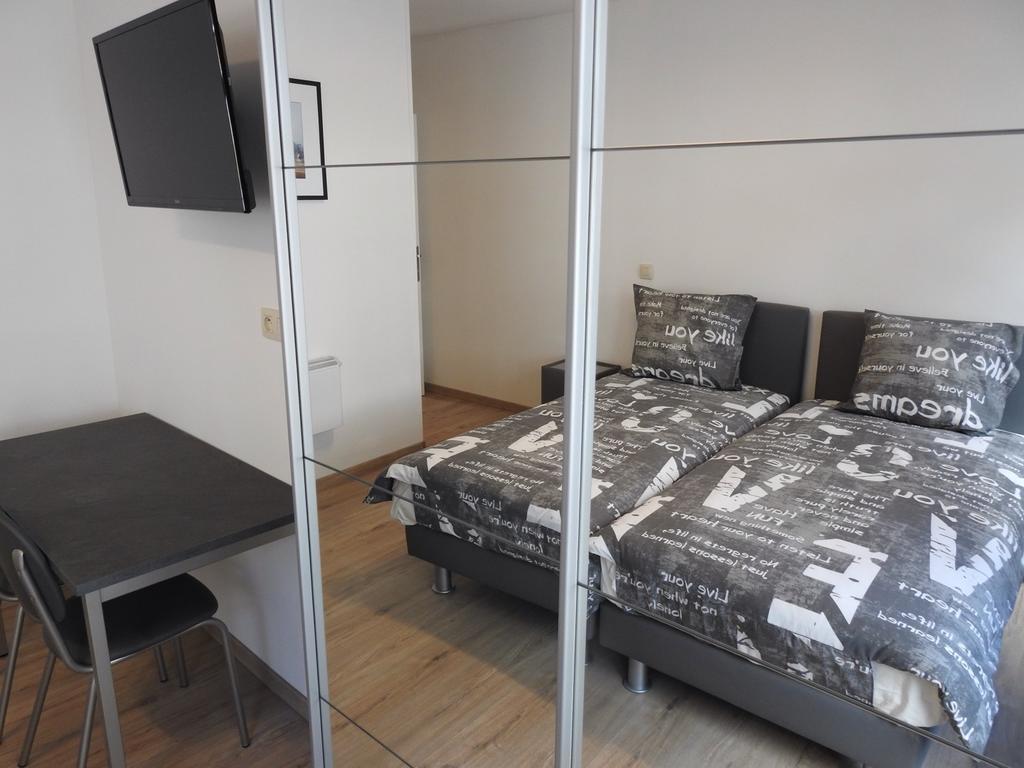 Les Voisins De Mr Sax Hotel Dinant Room photo