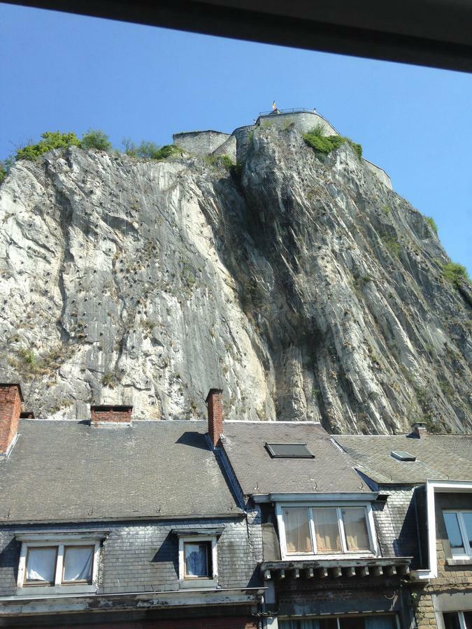Les Voisins De Mr Sax Hotel Dinant Room photo